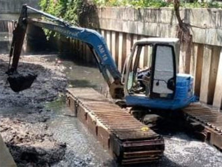 Pengurasan Lumpur di Kali Gresik Dikebut