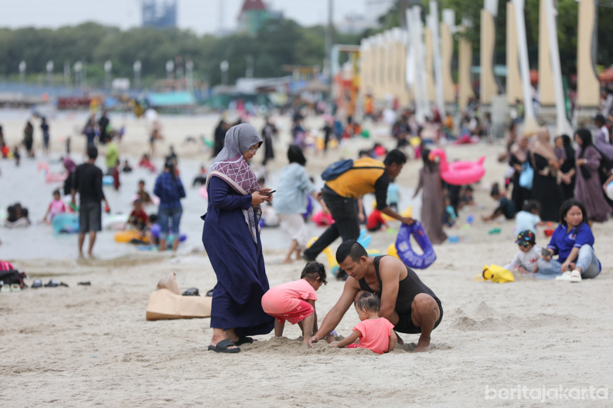 Ratusan pengunjung memenuhi pantai Ancol
