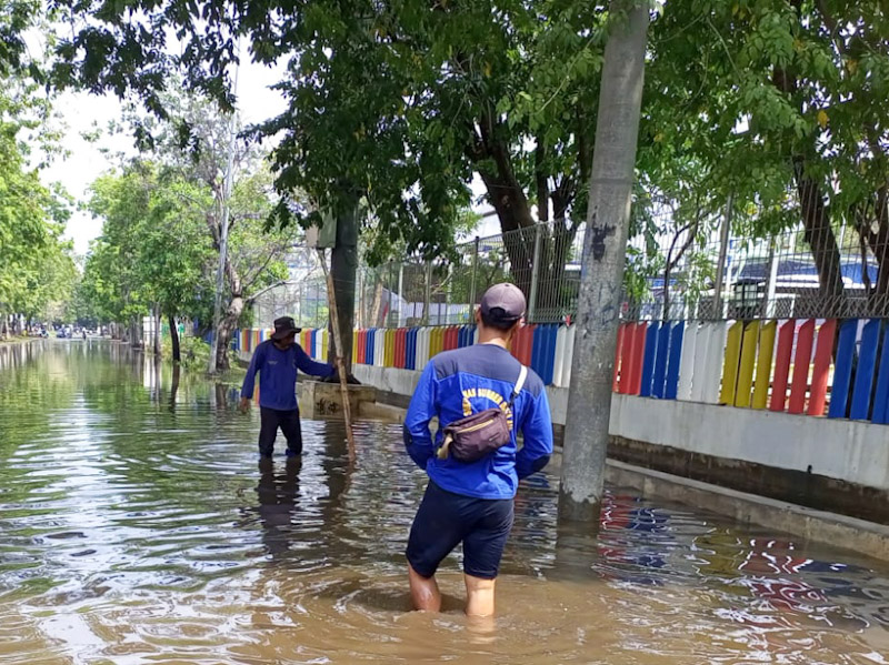 Pasukan Biru SDA Penjaringan Tangani Rob di Pluit 