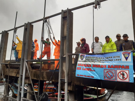 SDA Jakut Buka Penyaring Pintu Air Kali Kresek
