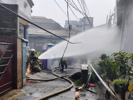 Enam Mobil Pemadam Atasi Kebakaran di Kelapa Dua Wetan 