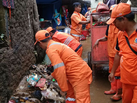  Petugas PPSU Cawang Bersihkan Sampah dan Lumpur Sisa Banjir 