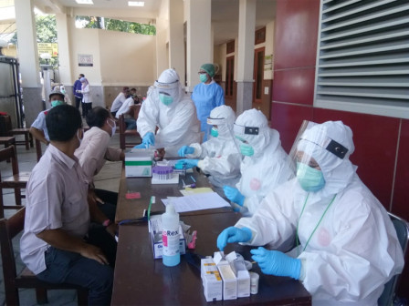  Puluhan Pedagang Pasar Nangka Ikuti Test Rapid dan Swab