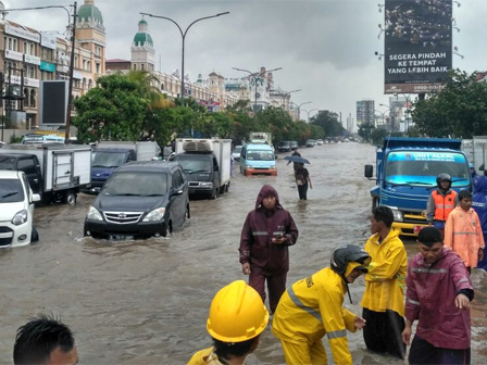 Jl Boulevard Barat Kelapa Gading Tergenang