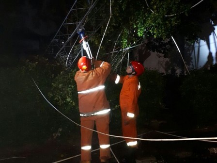 Tim Rescue Evakuasi Tower Antena Roboh di Cililitan
