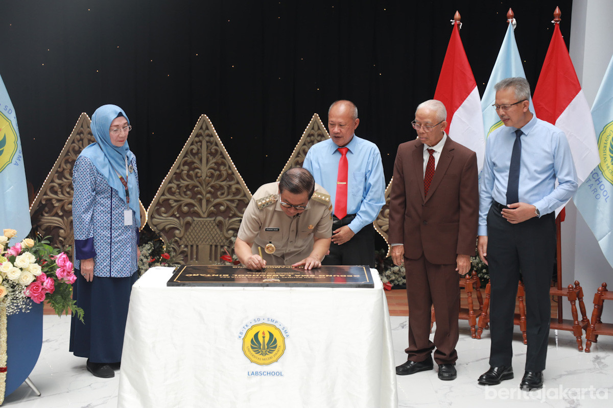 Pramono menandatangani prasasti peresmian gedung SMA Labschool Bintaro, Jakarta Selatan