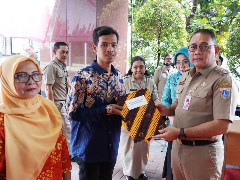 Arifin Serahkan Akta Koperasi Merah Putih dan PKK Rosella