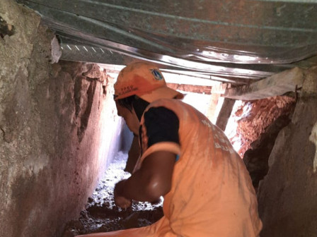  Personel Pasukan Oranye Bersihkan Tali Air di Kemang Selatan 
