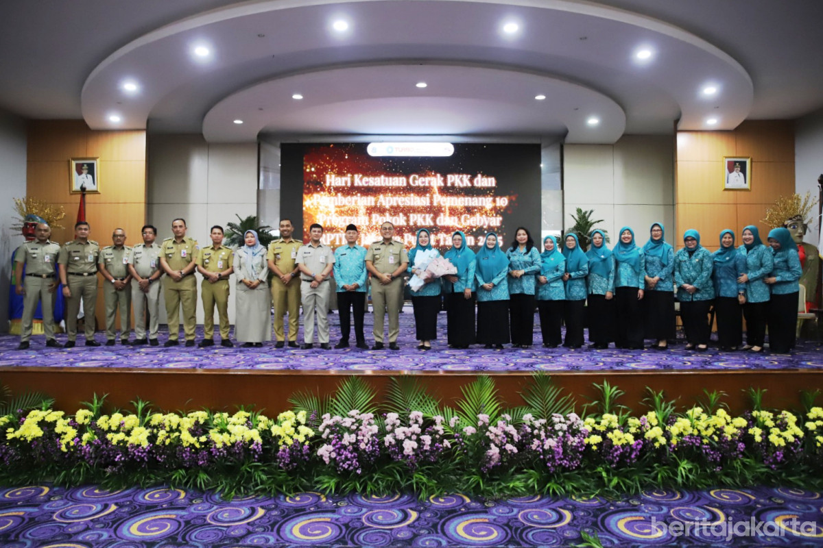 Jajaran Pemkot dan Pengurus PKK Jakpus saat apresiasi juara lomba 10 Program PKK dan Gebyar RPTRA