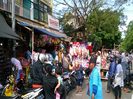 Pedagang Mobil-mobilan Untung Besar Di Pasar Gembrong