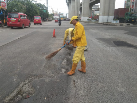  Bina Marga tambal 7 lobang di Jalan Sulawesi Priok