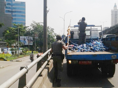 Satpol PP dan Panwaslu Jakut Tertibkan Atribut Parpol