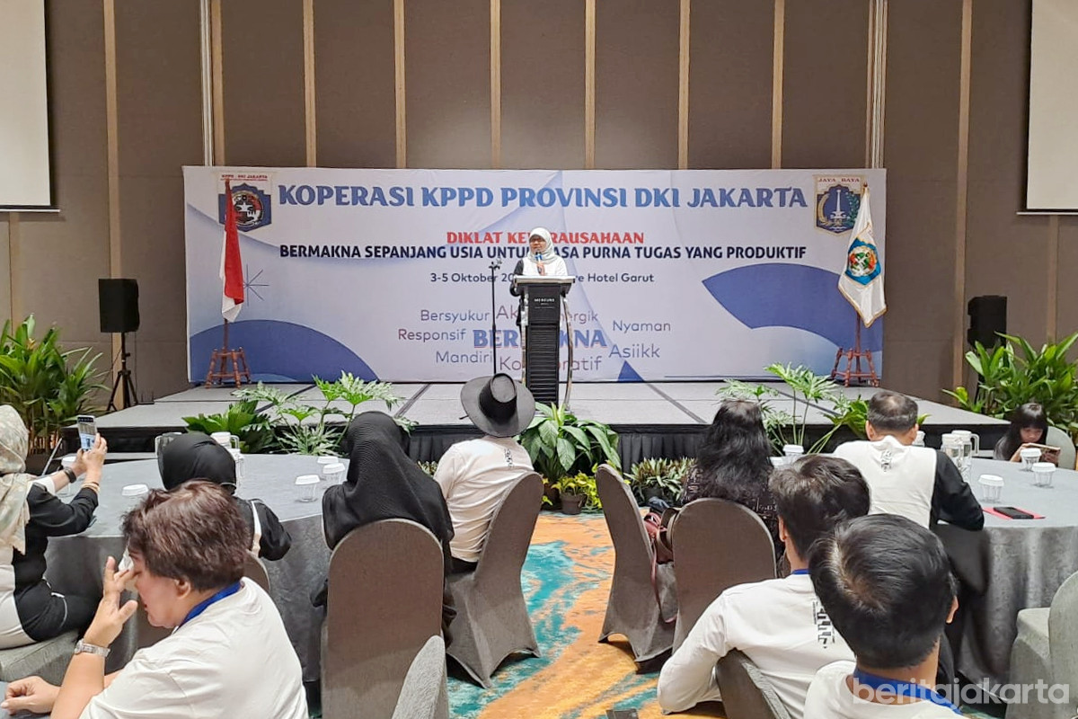 Asperkeu DKI Jakarta, Suharini Eliawati memberikan sambutan di acara Diklat Kewirausahaan KPPD DKI