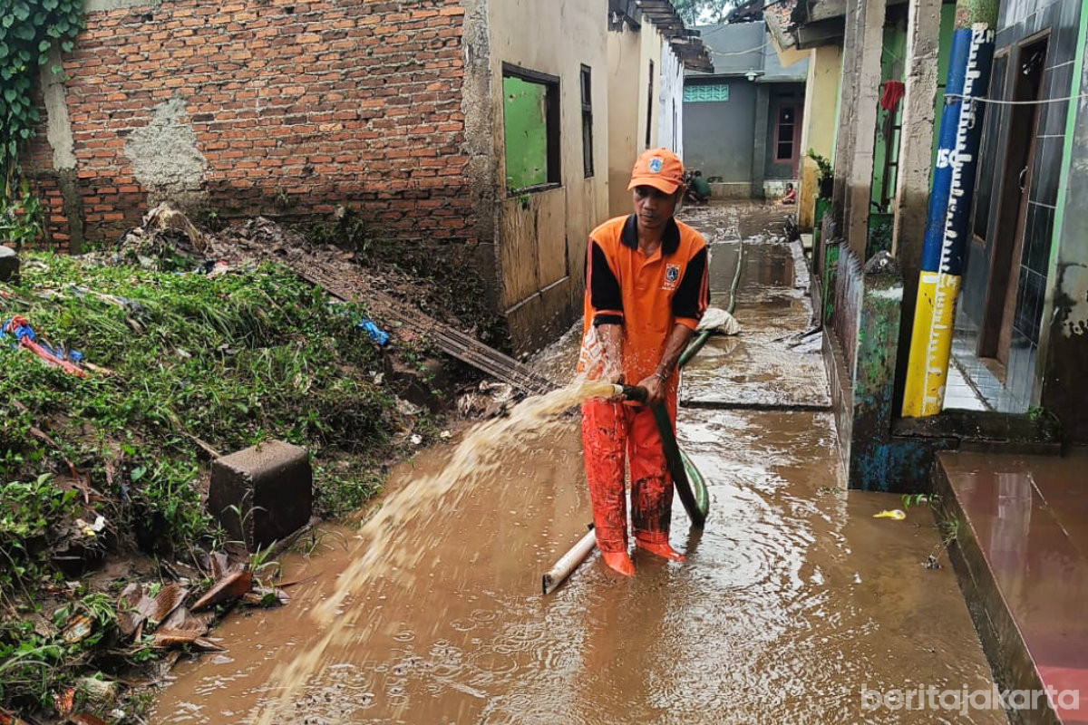 https://multimedia.beritajakarta.id/photo/2014_508c75c8507a2ae5223dfd2faeb98122/Genangan Di Jaktim Berangsur-angsur Surut