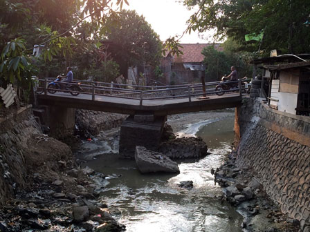 Jembatan di Jalan Bojong Indah Pondok Kelapa Hampir Roboh