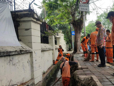 PPSU Kelurahan Pinangsia Lakukan Pengurasan Saluran di Jl. Jayakarta 