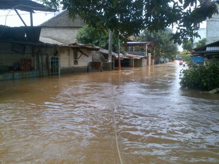  Ketinggian air di Kampung Pulo pada Jumat (13/6) sudah mencapai 2 meter, sedangkan di Cipinang Mela