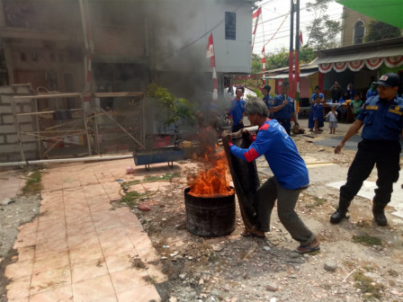 Simulasi Penanggulangan dan Pemadaman Kebakaran di Kelurahan Kemayoran