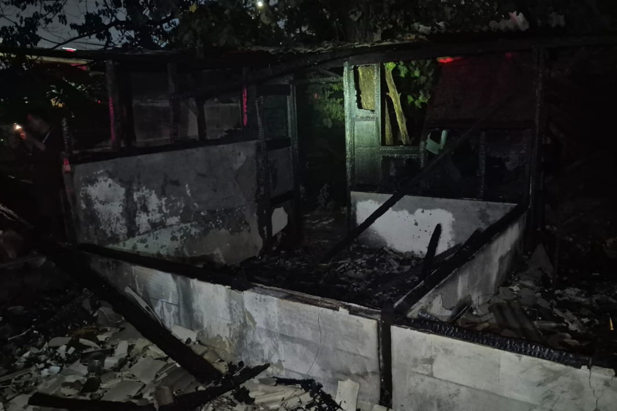 Seorang warga melihat puing sisa kebakaran rumah di Pejagalan
