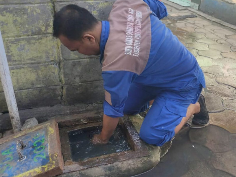 Petugas SDA Berhasil Tangani Luapan Saluran di Pulau Panggang 