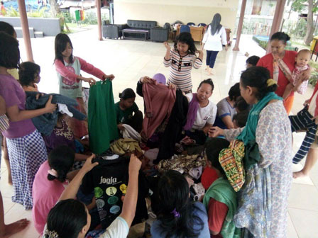 Warga Kurang Mampu di Sekitar RPTRA Anggrek Bintaro Dapat 300 Potong Pakaian