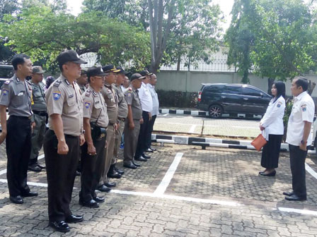 Sembilan WP di Cengkareng Dipasang Stiker Penunggak Pajak 