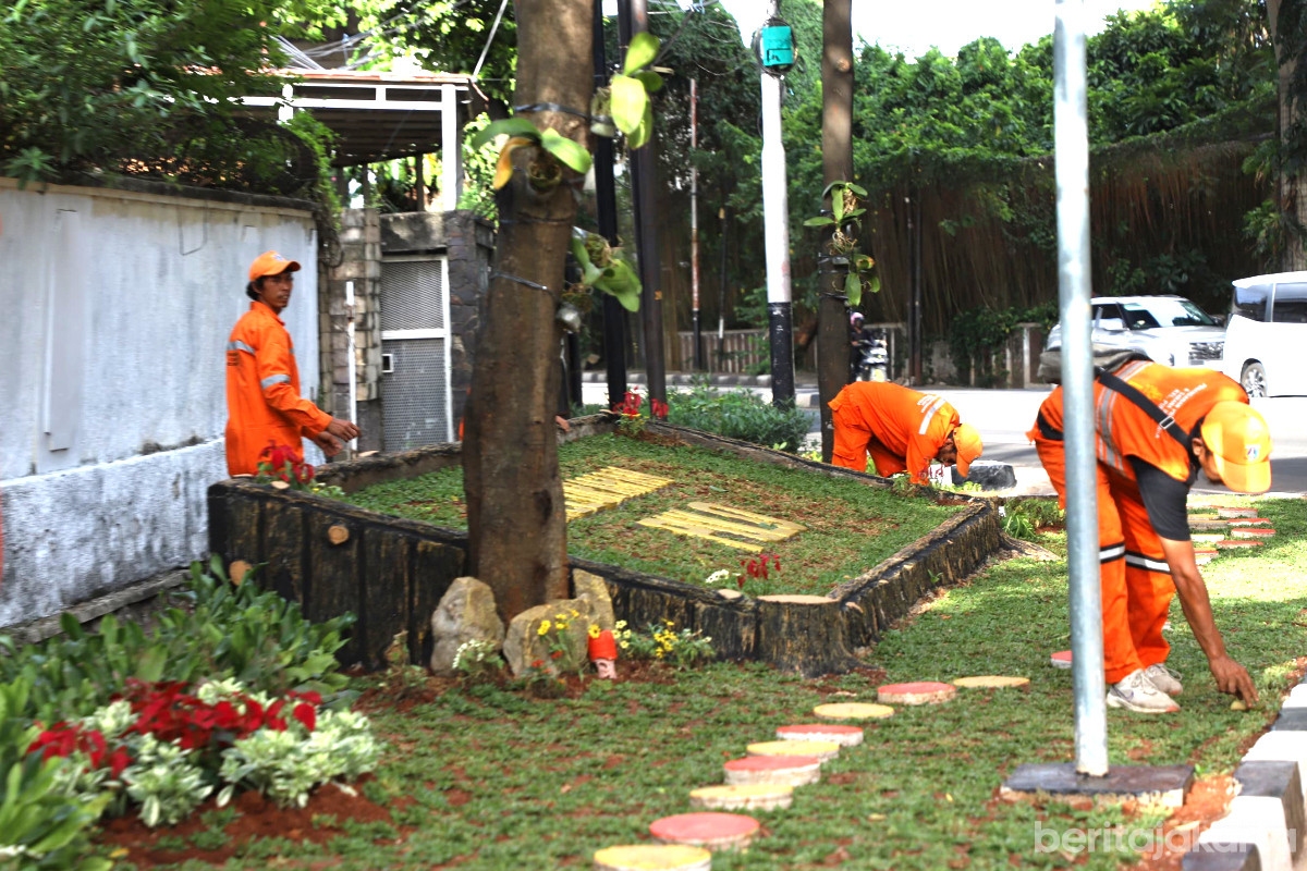 Petugas PPSU melakukan pemeliharaan tanaman di Jalan Prapanca Raya