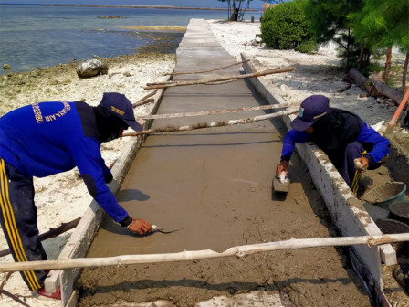  Petugas SDA membangun Tanggul Penahan Abrasi Pulau Karya