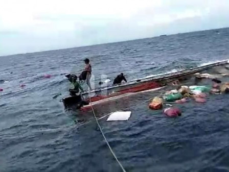 Kapal Penumpang Karam di Perairan Pulau Payung 