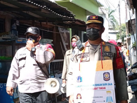 Puluhan Petugas Gabungan Sosialisasikan PPKM Mikro di Pisangan Timur