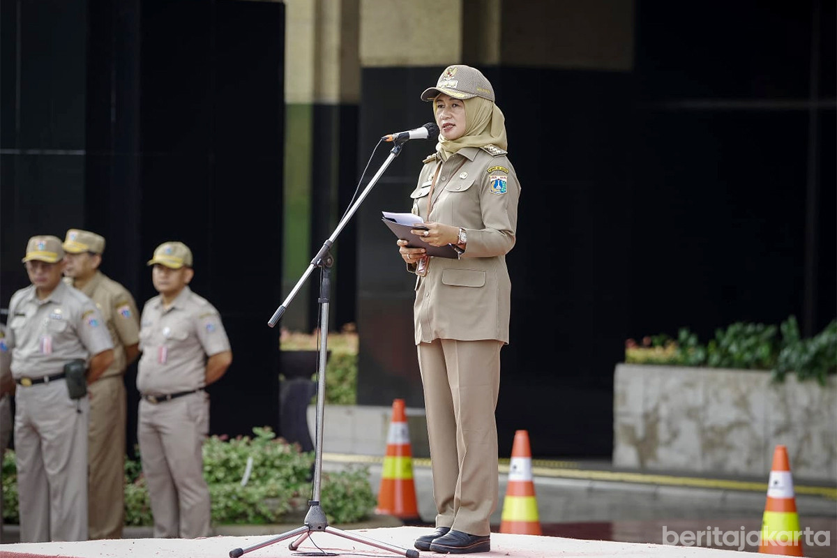 Wali Kota Jakarta Barat, Iin Mutmainnah menyampaikan arahan kepada jajarannya