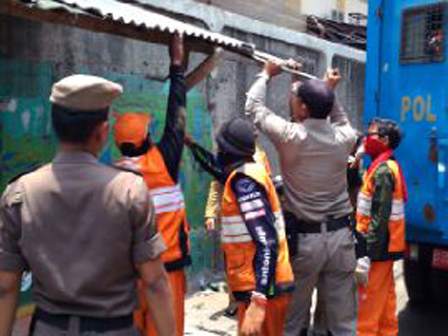 17 Lapak PKL dan Bangunan Liar di Tanjung Priok Dibongkar