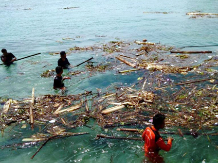 Jembatan Cinta Dipenuhi Sampah Kiriman