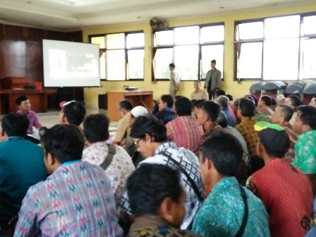 Ratusan Warga Penjaringan Antusias Nobar Pelantikan Gubernur/Wagub DKI