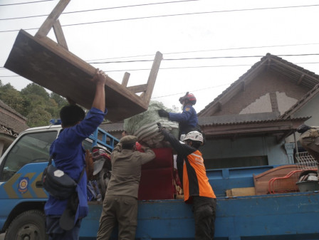 Satgas DKI Bantu Evakuasi Barang Rumah Tangga Milik Warga Korban Erupsi Gunung Semeru