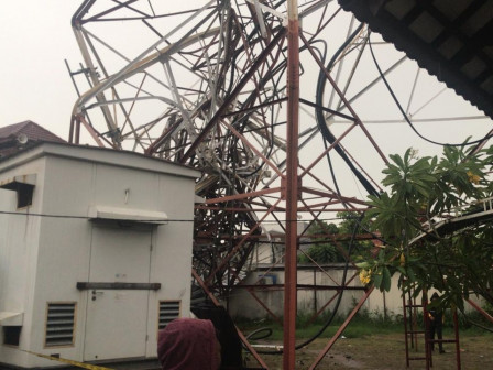 Hujan Deras Disertai Angin Pemicu Antena Roboh di Gandaria Utara