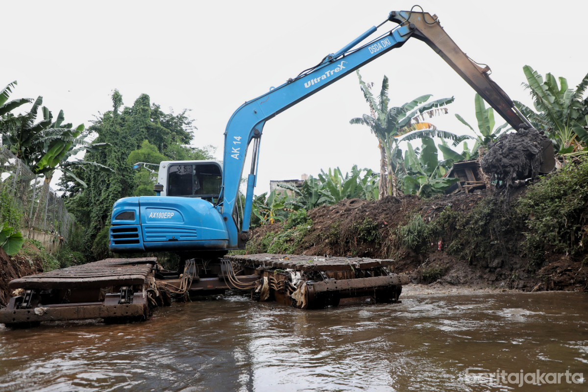 Satu alat berat digunakan saat pengerukan lumpur di Kali Krukut