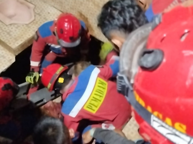 Gulkarmat Jaktim Berhasil Evakuasi Lansia Obesitas Tercebur ke Septic Tank 