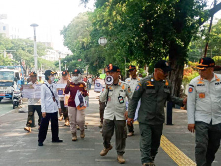  30 Petugas Gabungan Gelar Penertiban Trotoar di Senen 