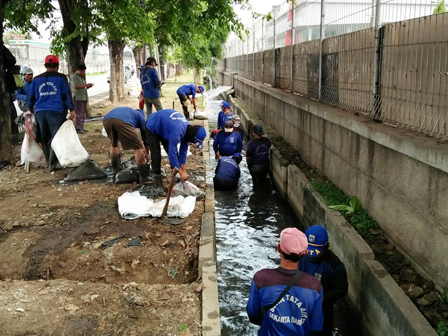        Lumpur Saluran Air Jl Outer Ring Road Kembangan Dikuras PHL Tata Air