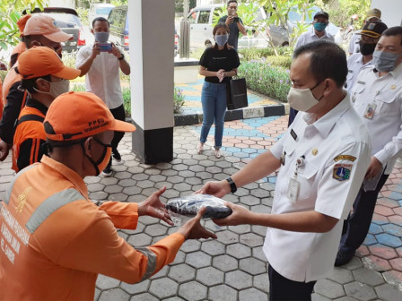  Kecamatan Gambir Bagikan 1.536 Masker Kain Kepada PPSU