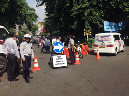 Penutupan Lintasan Sebidang Kereta Api Stasiun Tebet Diuji Coba