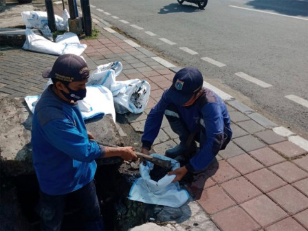 Sudin SDA Jaksel Kuras Saluran di Jalan Minangkabau Barat
