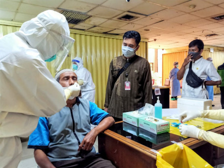  200 Peserta Ikuti Tes Swab di Pasar Jatinegara