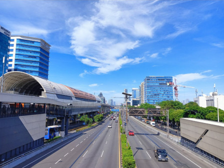 Akhir Pekan Langit Jakarta Siang Hari Cerah Berawan 