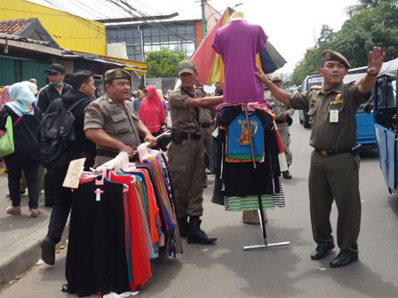  Lapak dan Gerobak di Tanah Abang di Tertibkan