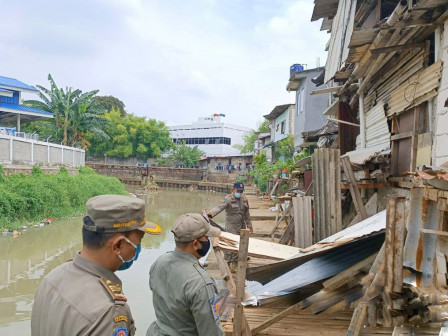 Penataan Bangunan Semi Permanet di Bantaran Kali Ciliwung Senen 