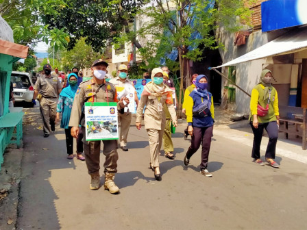 Petugas Gabungan Sosialisasi 3M di Pemukiman Warga di Rawamangun 