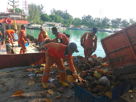        Tumpukan Sampah di Kepulauan Seribu Mulai Diangkut