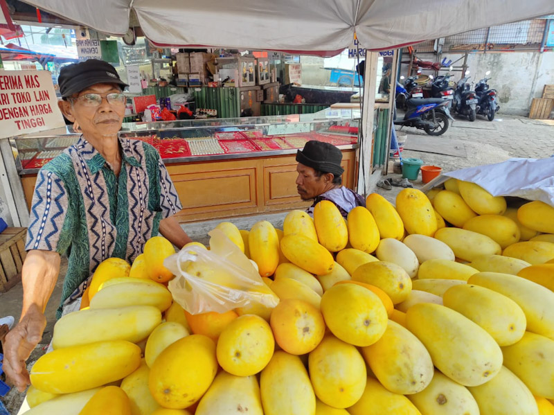 Berkah Ramadan Bagi Pedagang Timun Suri di Pasar Kebayoran Lama 